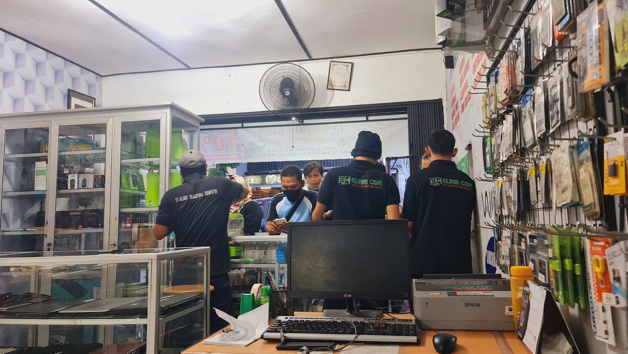 Tim Klinik Com melayani pelanggan