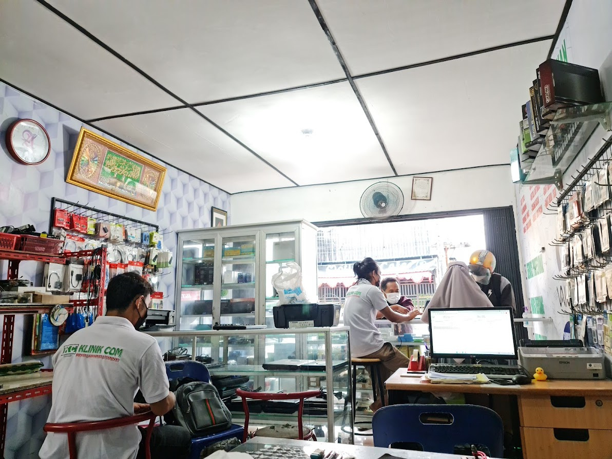 Suasana pelayanan di Klinik Com